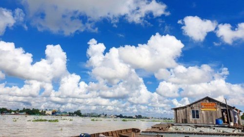 du-lich-con-son-tu-tuc-ghe-tham-be-ca-bay-bon